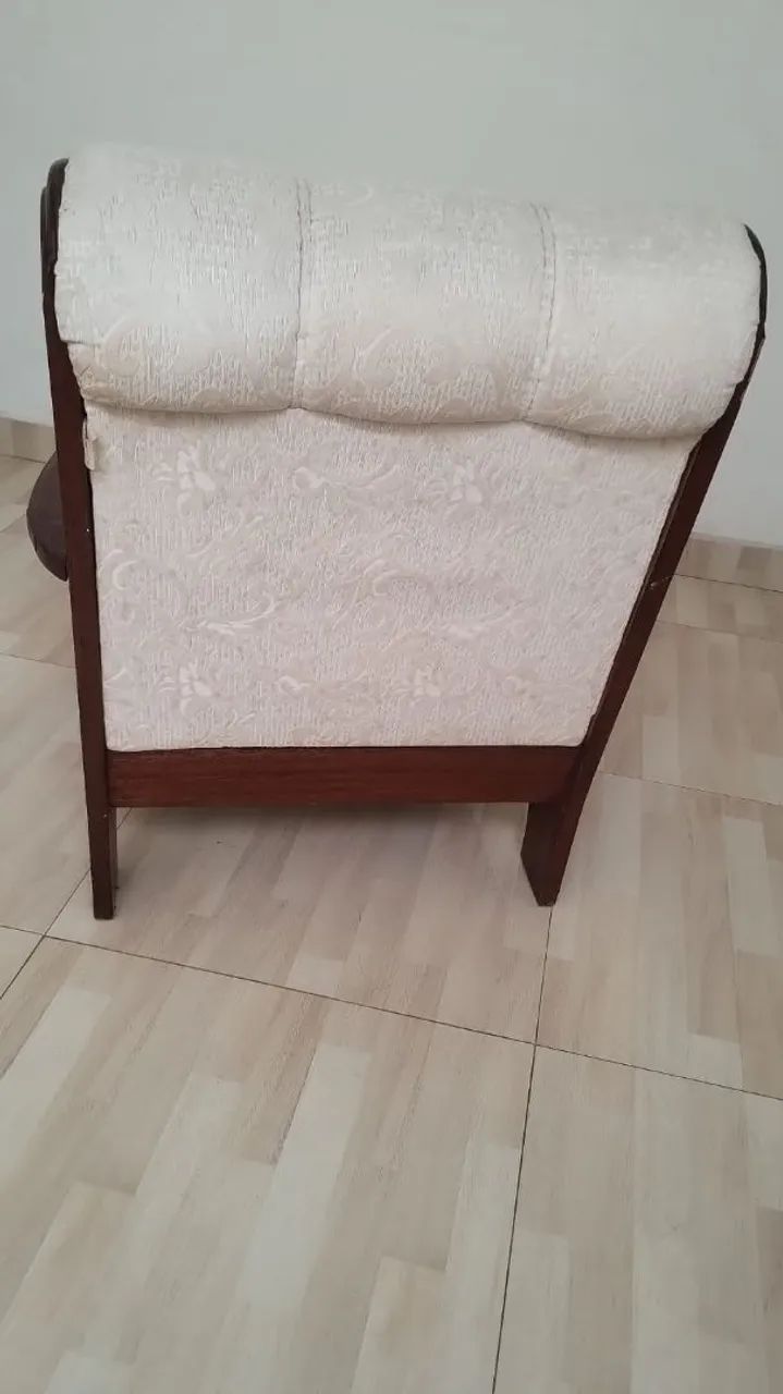 Poltronas em madeira estofadas belíssimas vintage  - Foto 5