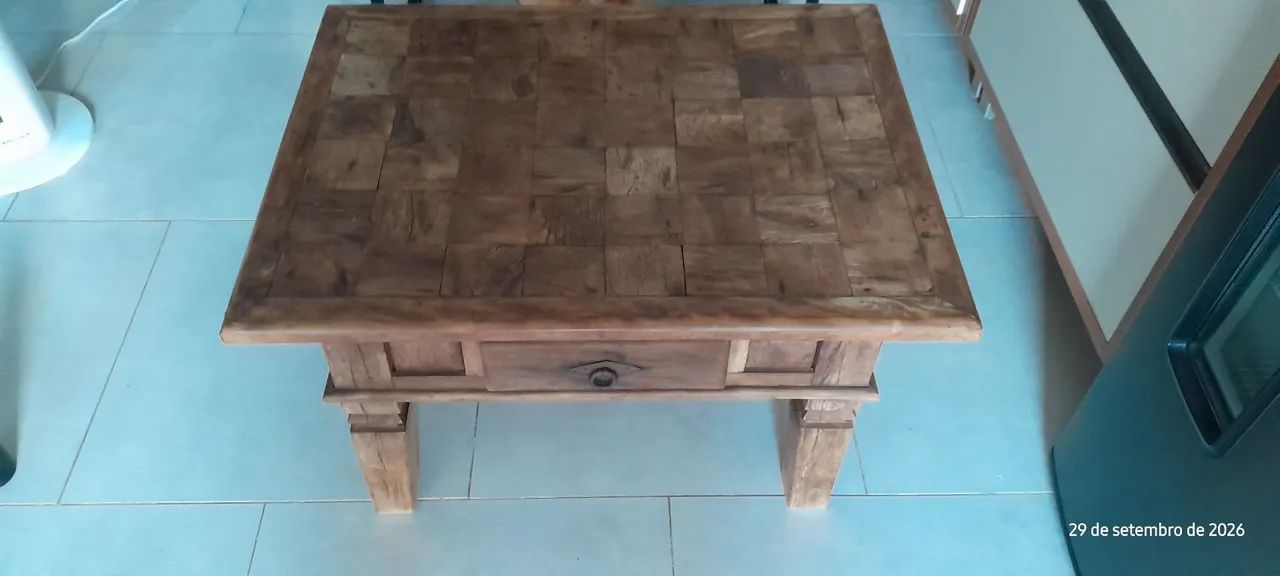 Mesa de centro maciça 80x60cm