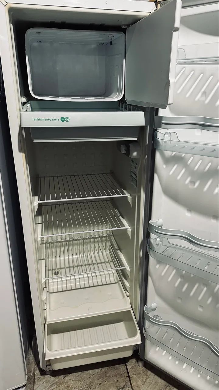 Vende-se uma geladeira cônsul 127w.  - Foto 3
