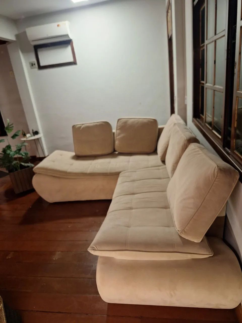 Sofá perfeito estado com frete 5  lugares e com 5 almofadas .