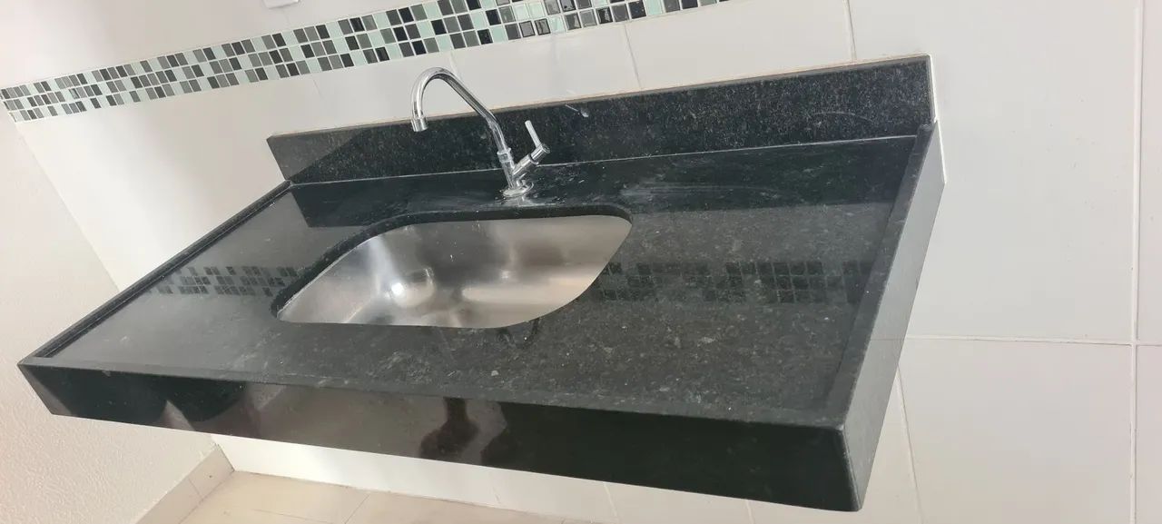 Pia de cozinha em granito preto com bojo inox