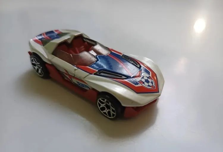 R0932 Football  Hot Wheels Blanco (Usado)