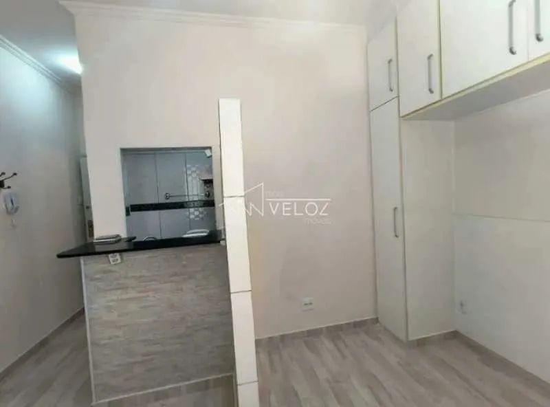 Kitnet/Conjugado : / Residencial / Glória