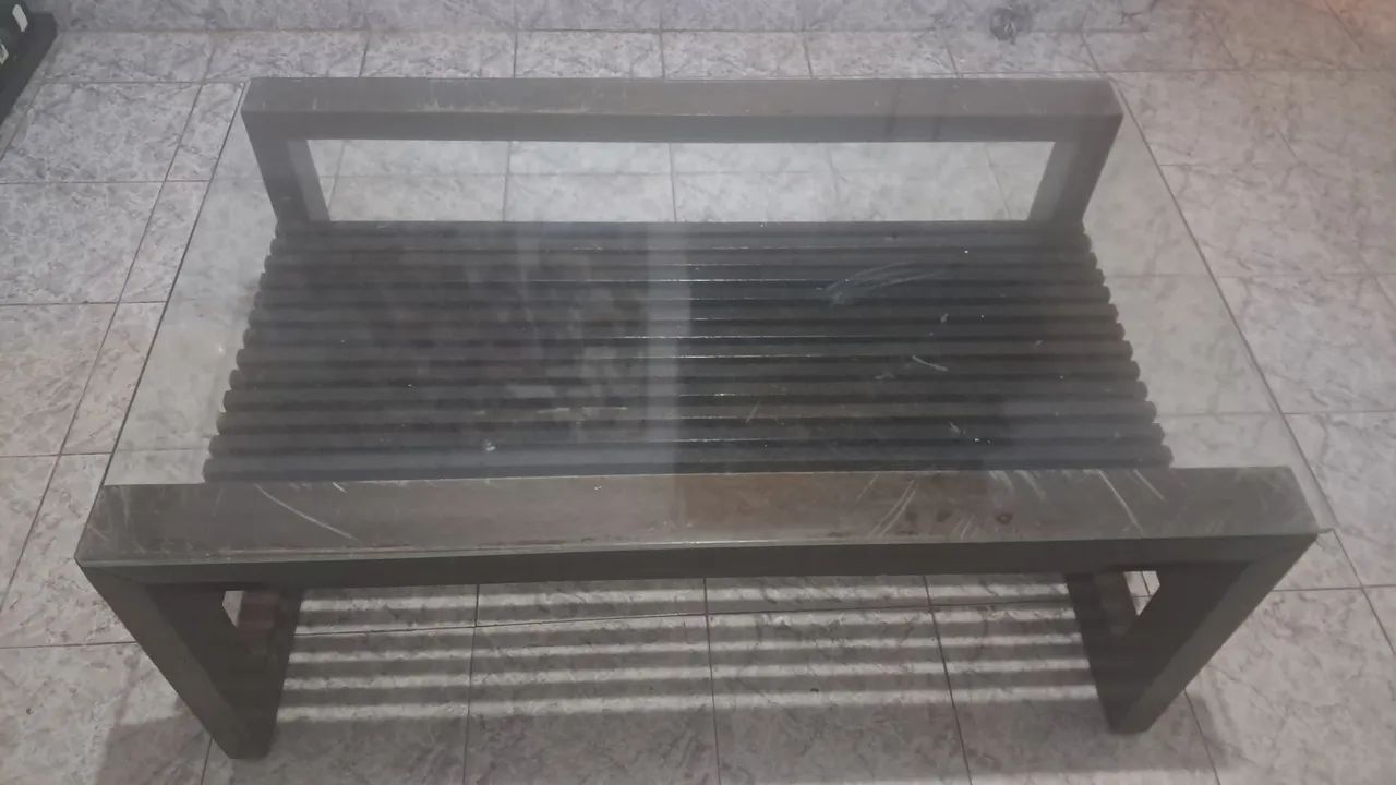 Mesa de Centro em madeira maciça e tampo de vidro - Foto 3