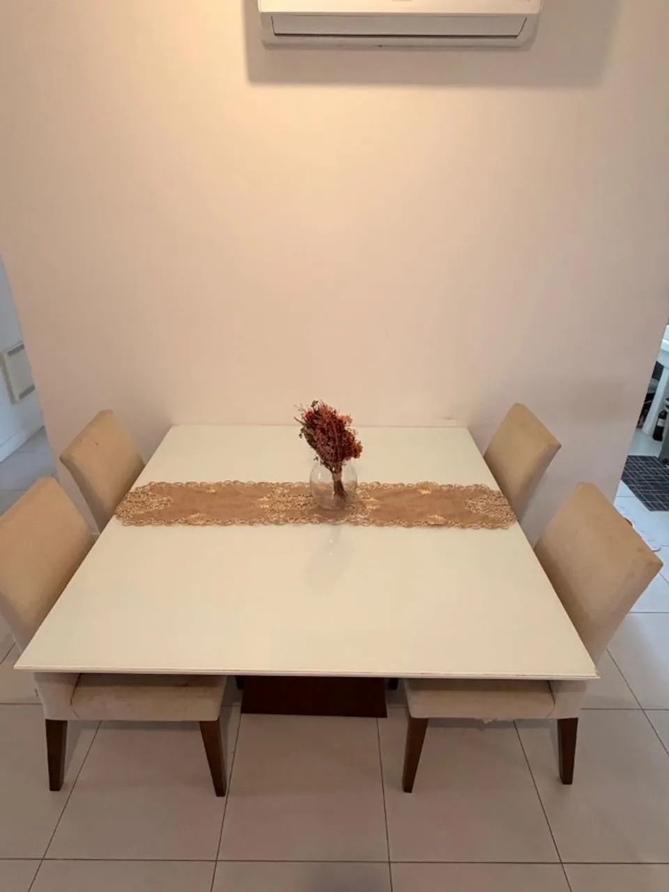Mesa de jantar quadrada com 4 cadeiras