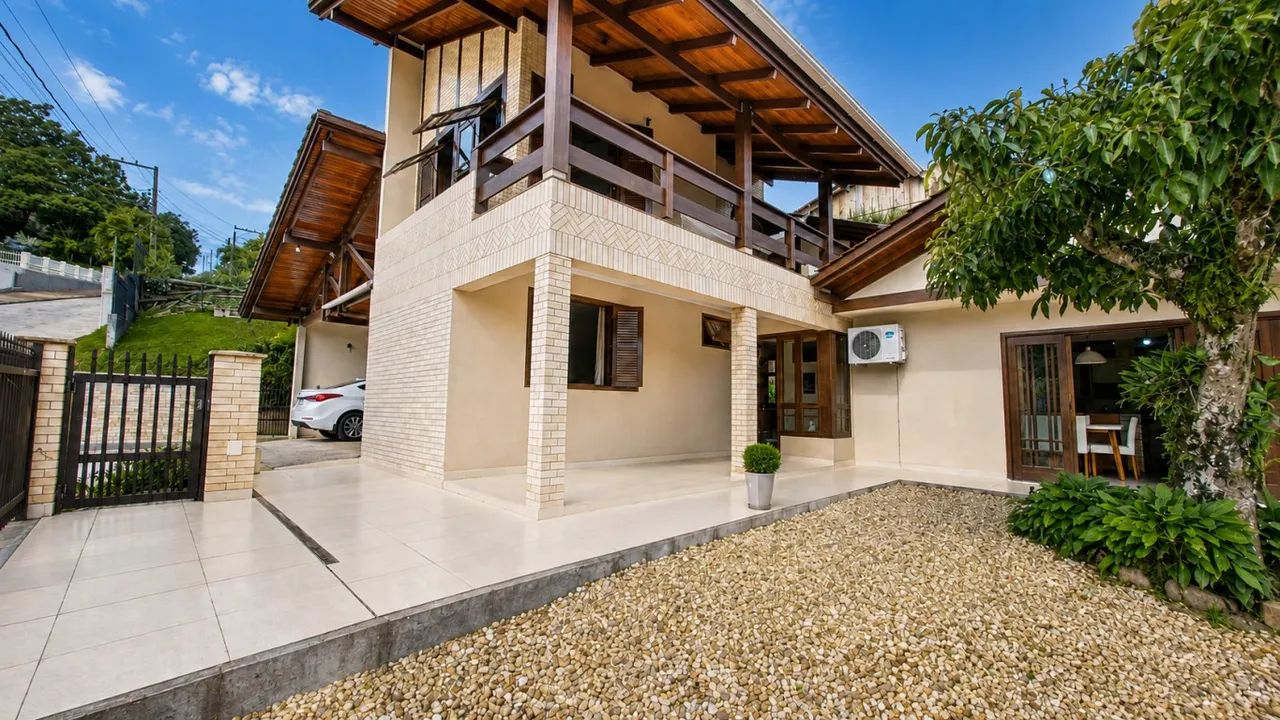 CASA ESPAÇOSA E ACONCHEGANTE NO CENTRO DE POMERODE!! - Foto 2