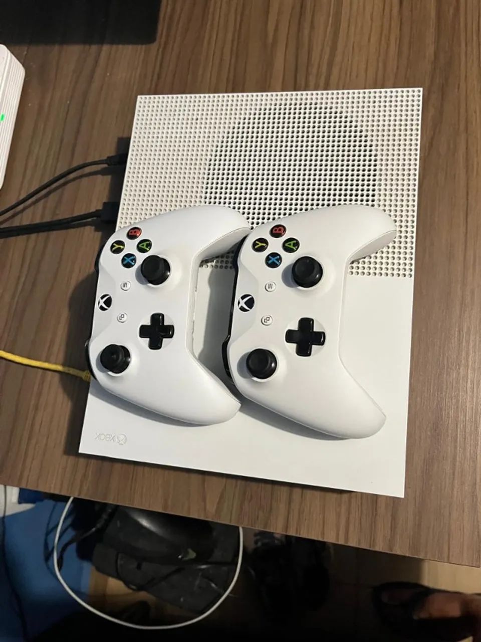 XBOX ONE S 1TB - 2 CONTROLES E 1 JOGO - Foto 2