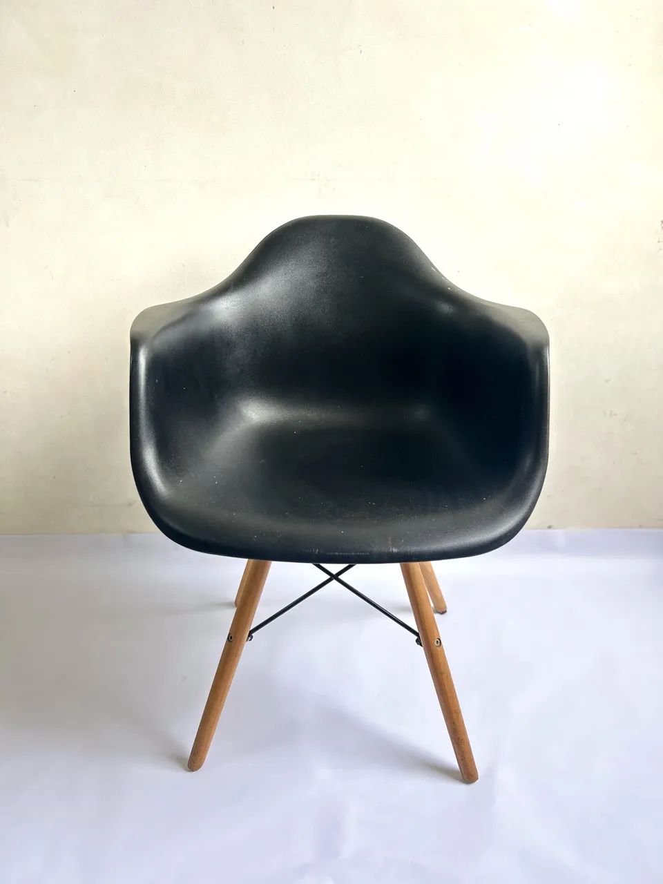 CADEIRA CHARLES EAMES EIFFEL COM BRAÇOS _ PRETA  - Foto 3