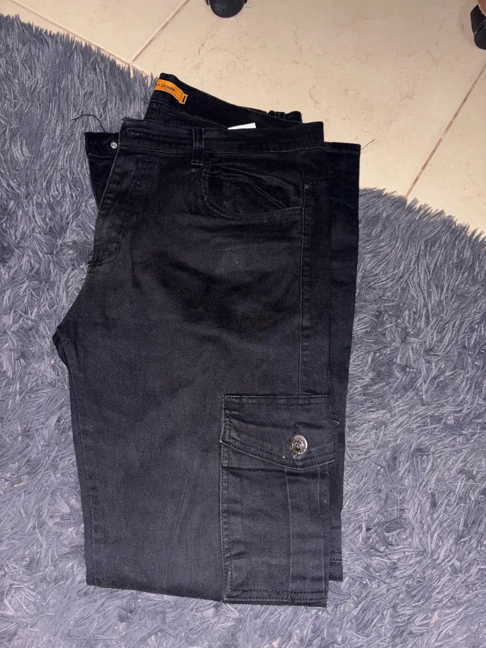calça jeans com bolsos laterais 