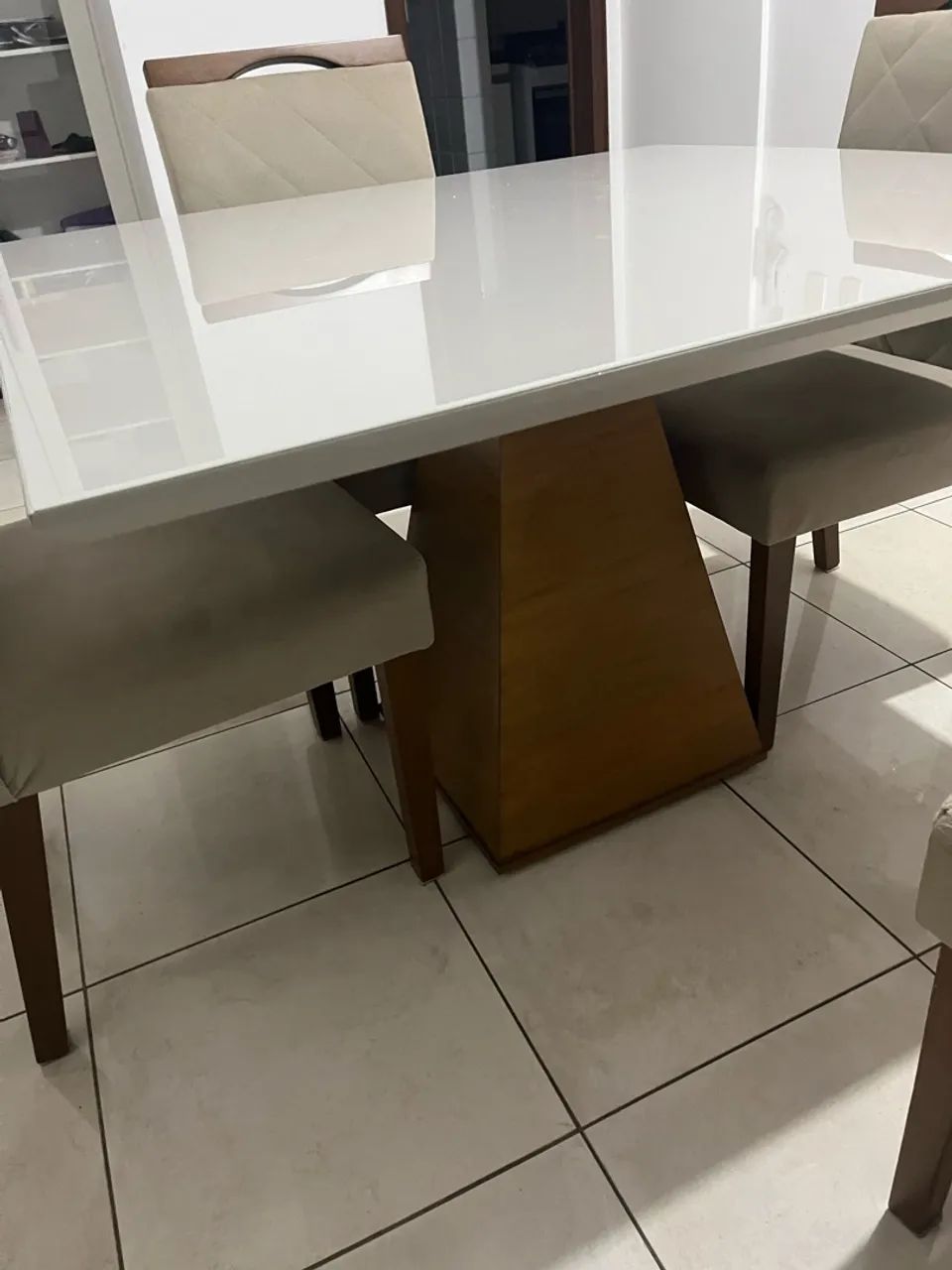 VENDO MESA DE JANTAR COM 4 CADEIRAS  - Foto 3