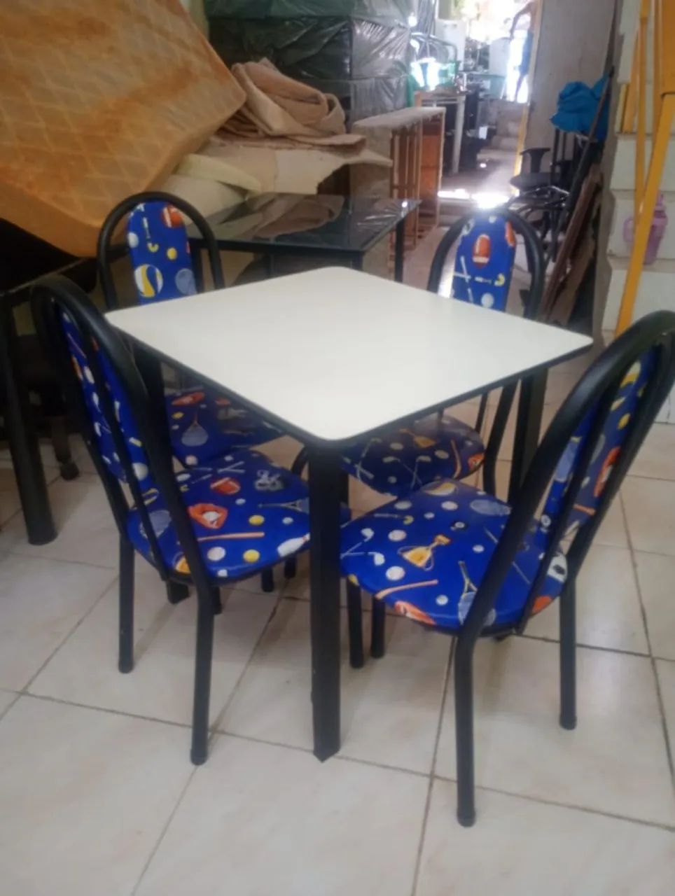 Lindas mesas reformadas com 4 cadeiras  - Foto 4