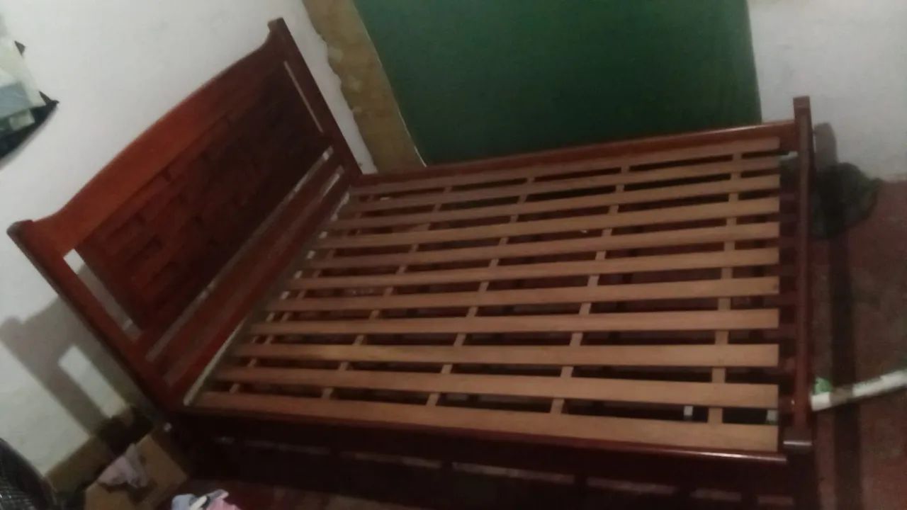 Cama de madeira de casal 
