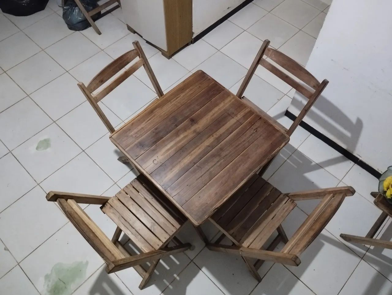 Jogo de mesas com cadeiras madeira . - Foto 2