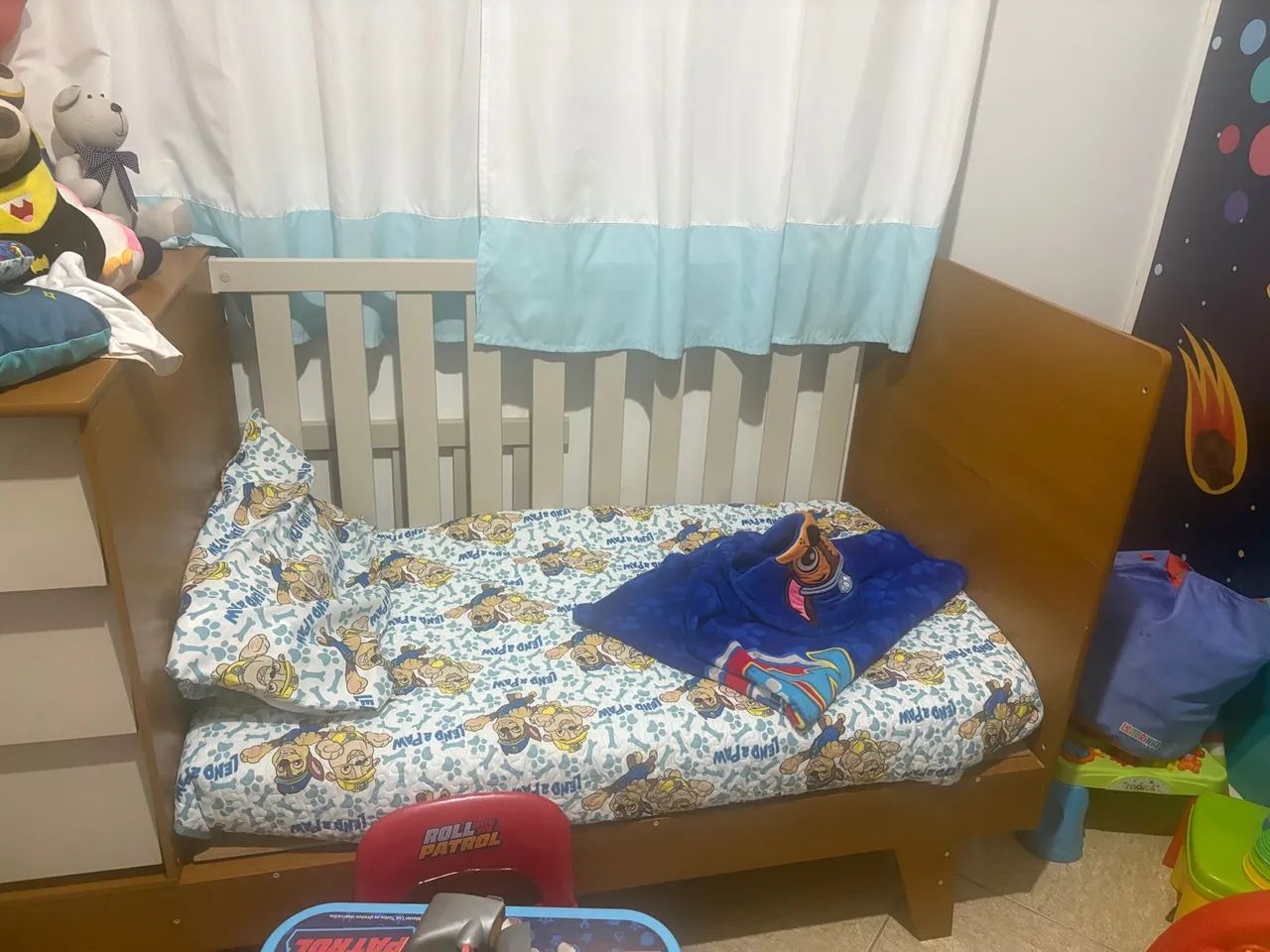 Berço de bebê que vira cama com cômoda acoplada  - Foto 4