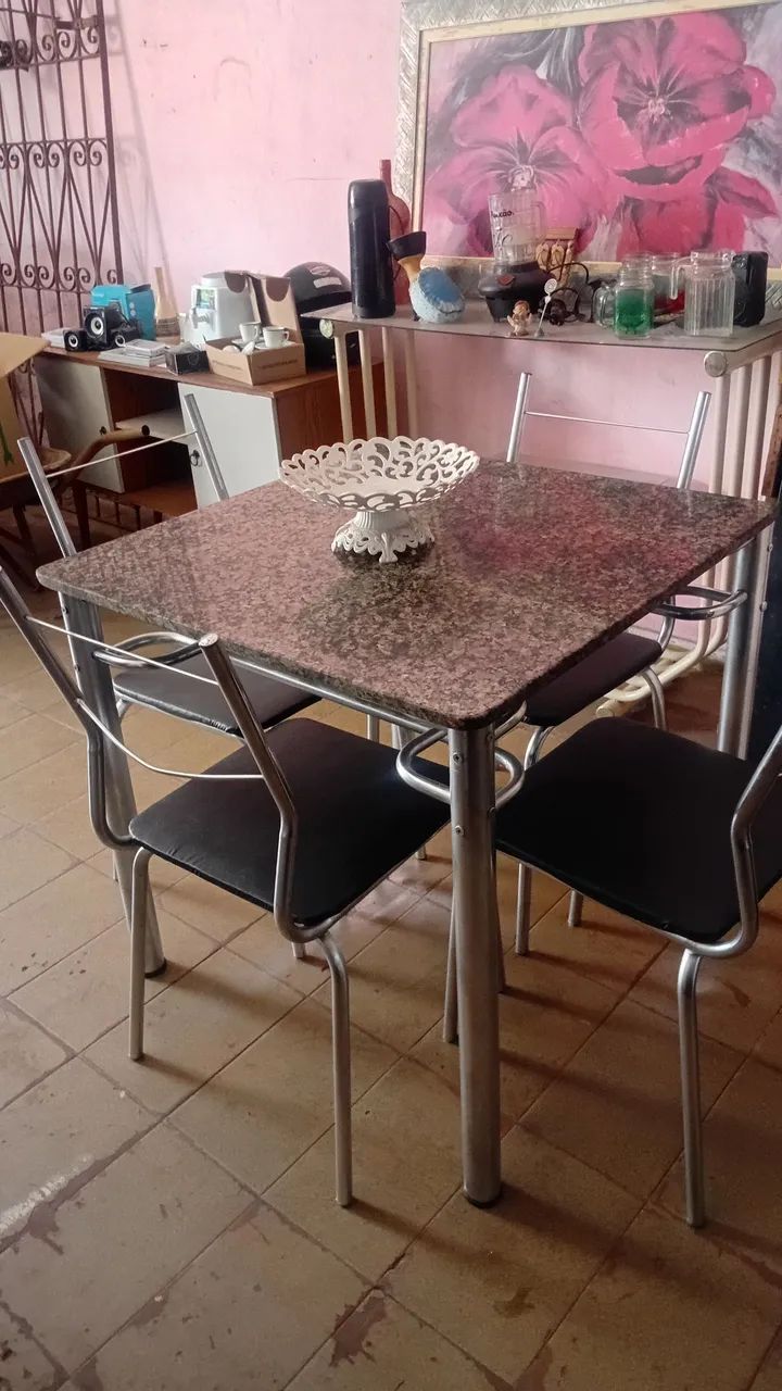 Mesa com 4 cadeiras 