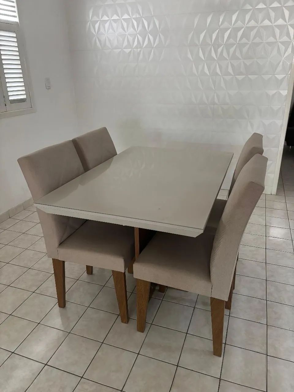 Mesa de jantar com 4 cadeiras