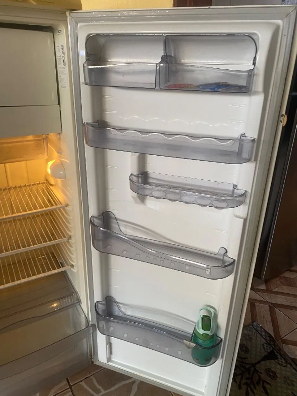 Geladeira usada  em bom estado.