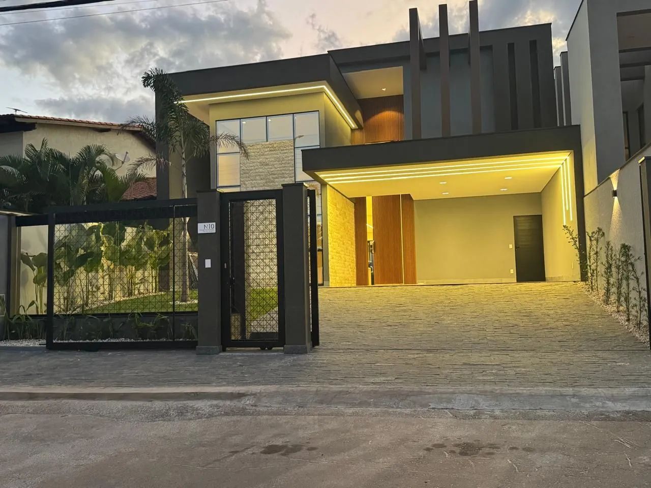 4 SUITES + ESCRITORIO 500 METROS RUA 12
