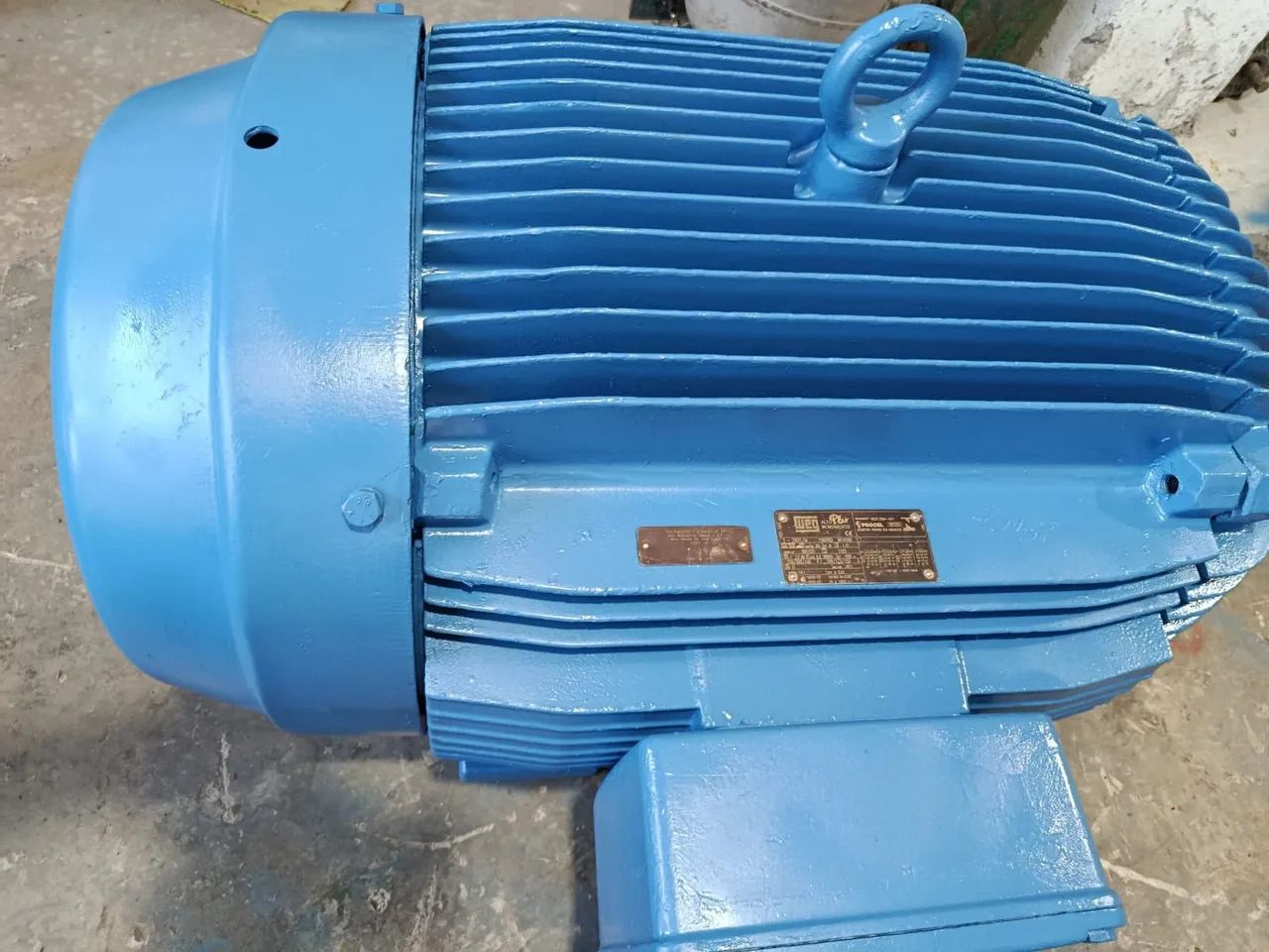 Vendo 3 motores 125cv 100cv e outro de 125cv.