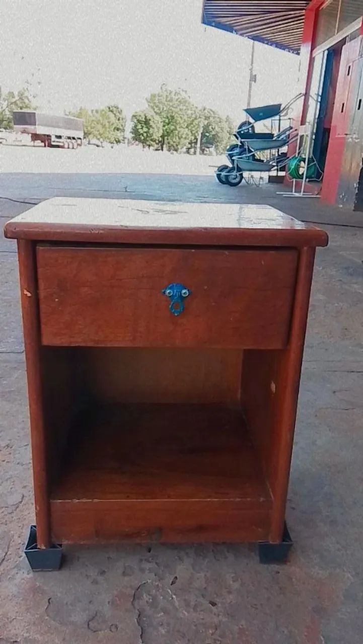 Criado mudo de madeira 
