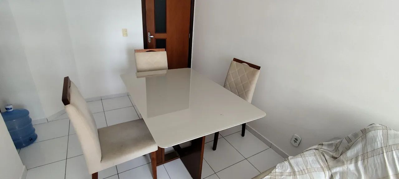 Mesa de jantar com tampo de vidro, base de madeira com três cadeiras  - Foto 3