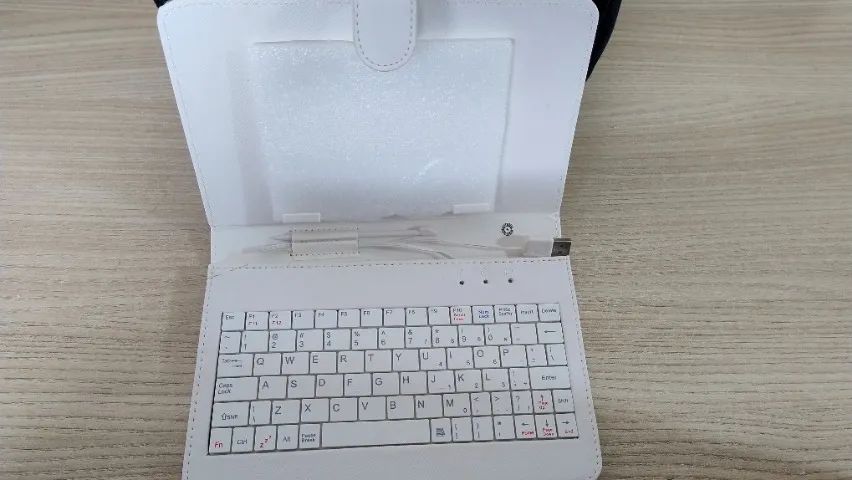 Capa com teclado para tablet 