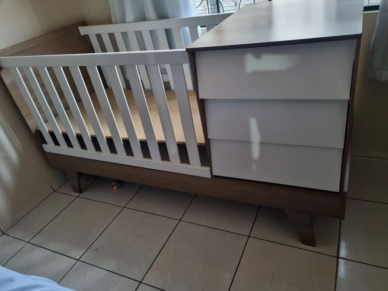 Berço Multifuncional (cama) com cômoda grande.