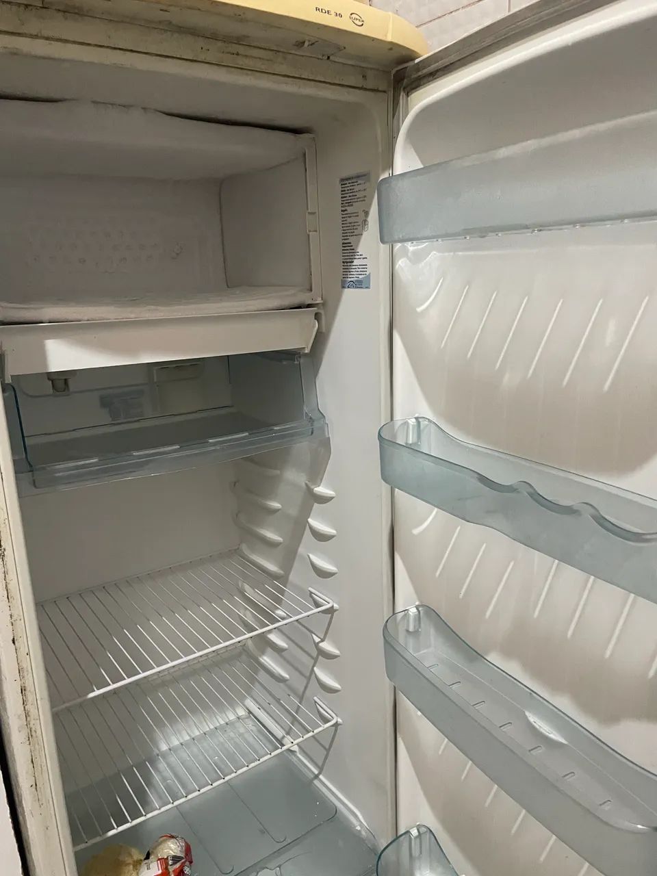 Geladeira gelando super bem ( degelo ainda funciona) vendo ou troco por gelagua 