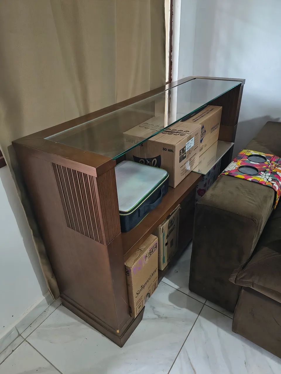 Console de madeira com tampo de vidro