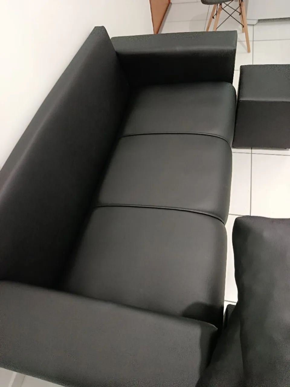 SOFÁ NOVO LUXUOSO EM COURO+ PUFFS( MENOR VALOR) - Foto 4