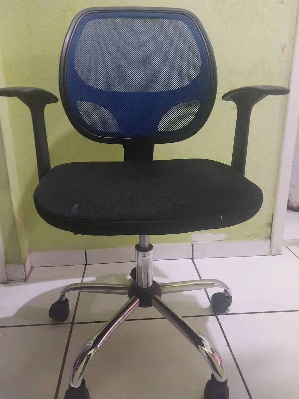 Vendo uma cadeira secretaria super confortável e bem conservada 