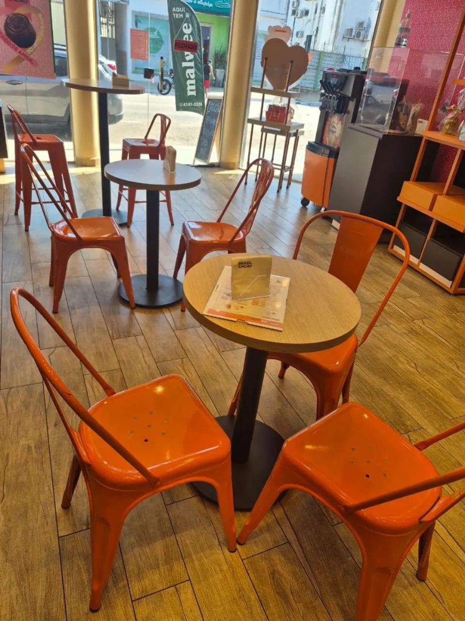 Jogo de mesa e mesa bistro 700,00 e 500,00  cada