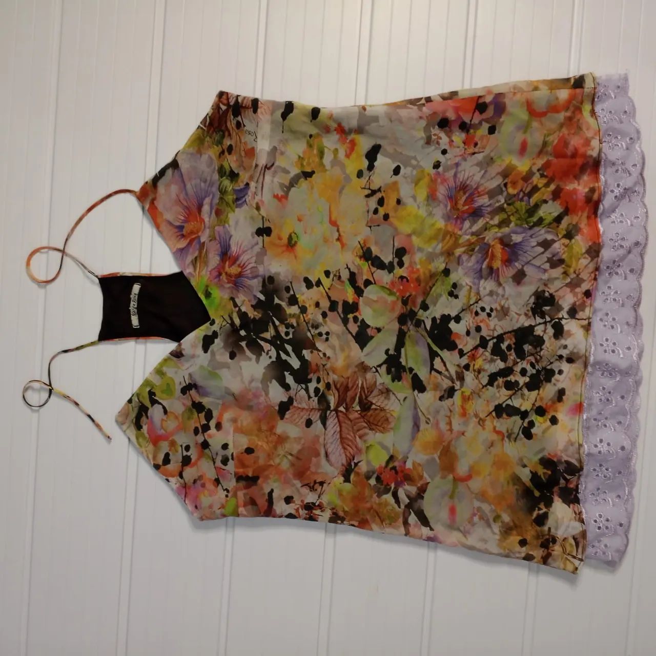 Blusinha feminina com bordado sem manga estampada forrada usada