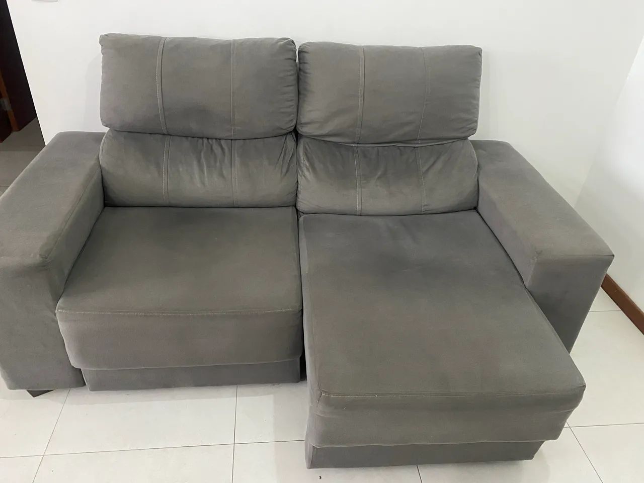 Sofá retrátil cinza