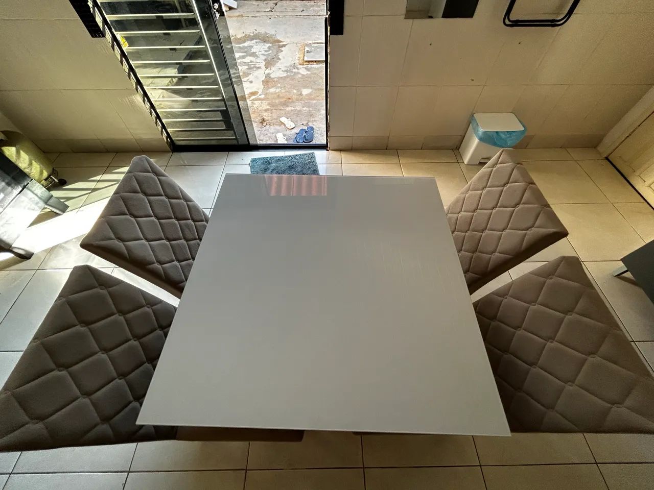 MESA DE JANTAR COM 4 CADEIRAS NOVA  - Foto 3