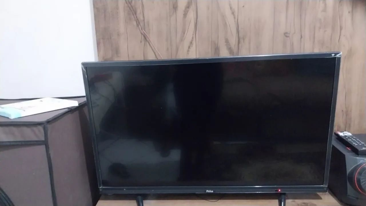 Vendo  uma tv.     Smart. Philco semi nova  *