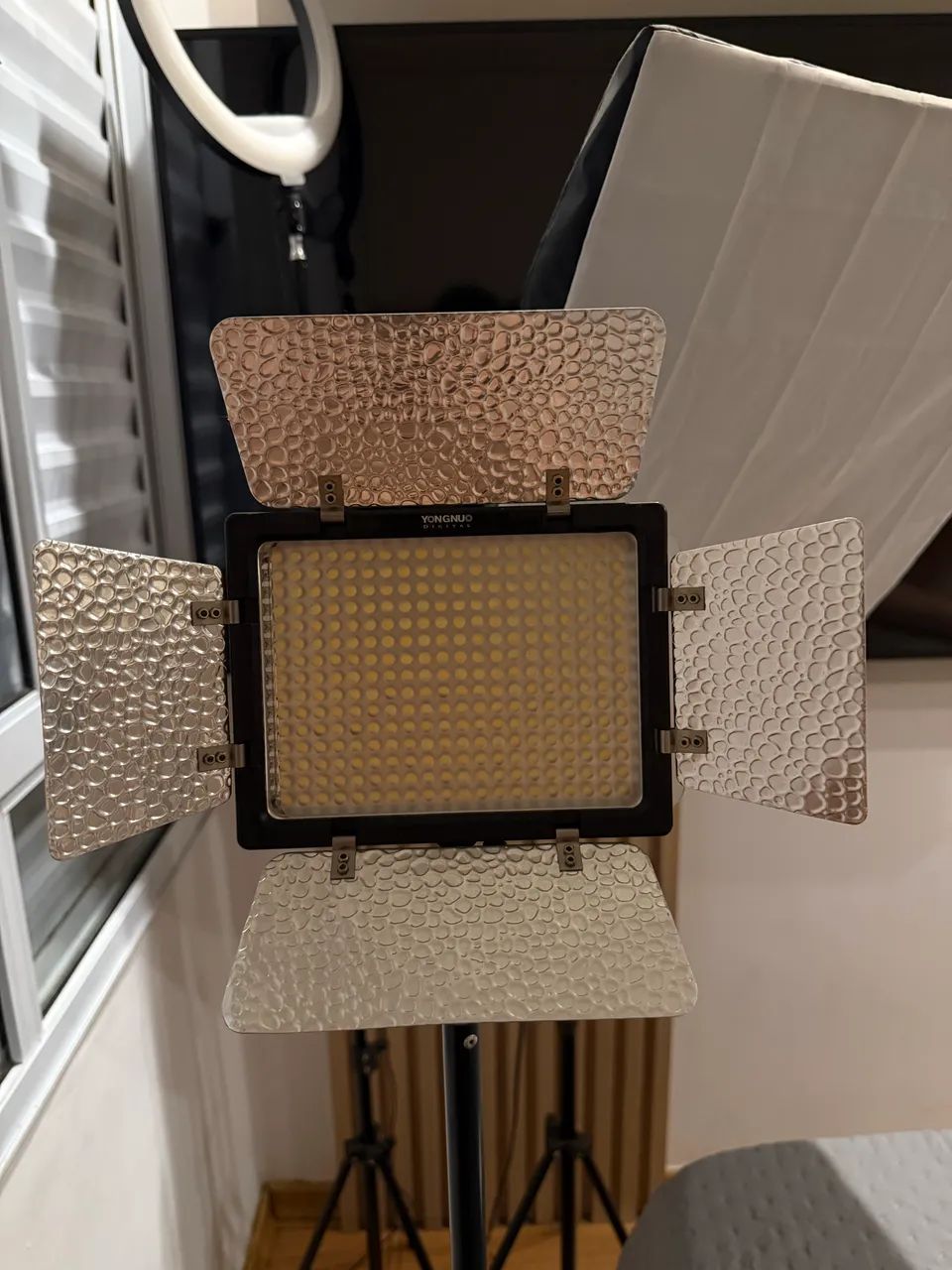 Kit Iluminação Yongnuo YN300 III (2 LEDs + Baterias + Fontes + Tripés) - Foto 6