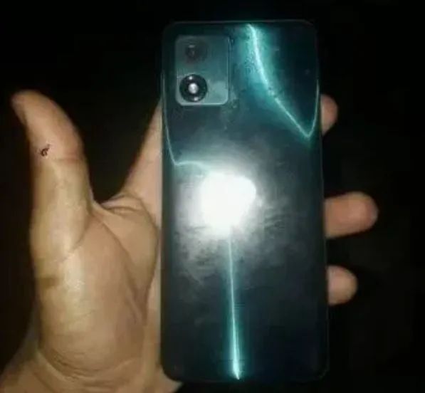 Vendo celular Motorola e13  - Foto 2