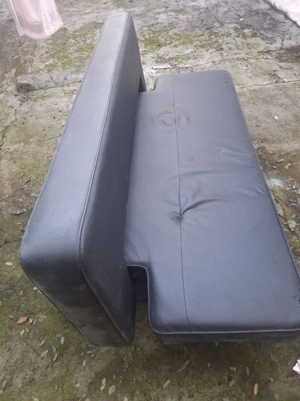 Vendo sofá cama de couro em bom estado. - Foto 5