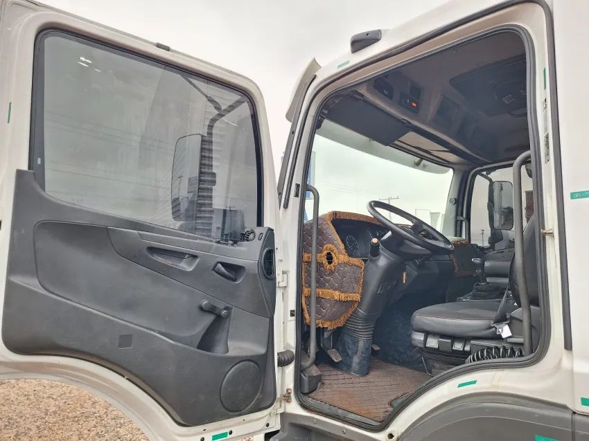 MB Atego 2426 6x2 baú 8.60m. - Foto 7