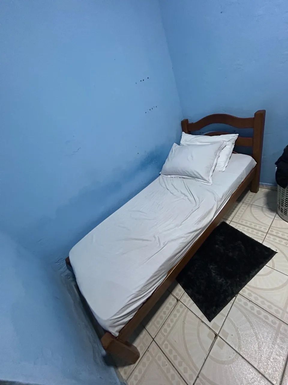 Cama de solteiro de madeira pura.