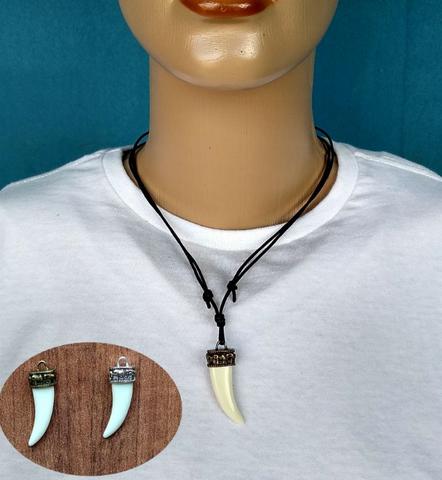 Colar pingente dente de lobo branco R$ 25,00