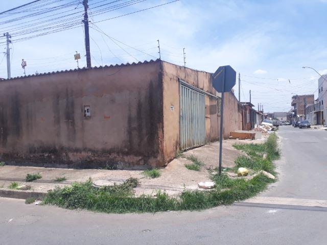 Vende-se ótimo lote 147 mts esquina comercial com const simples na qs 11 Areal
