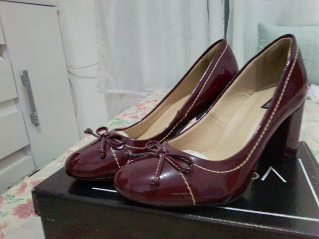 Sapato alto vinho