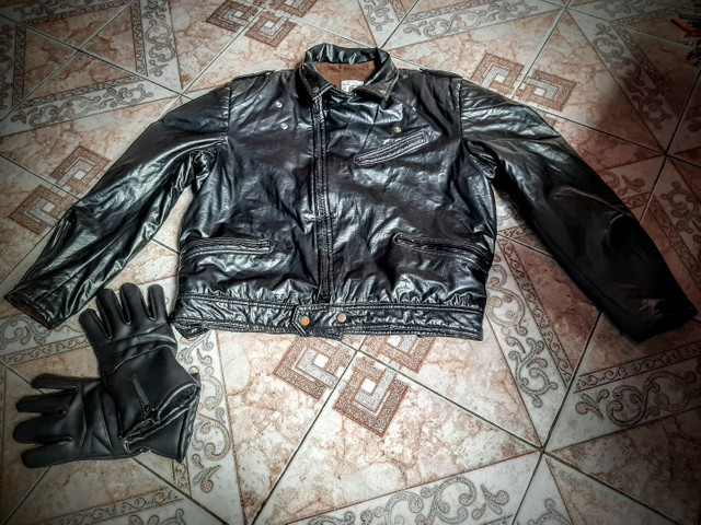 jaqueta e luva de motoqueiro