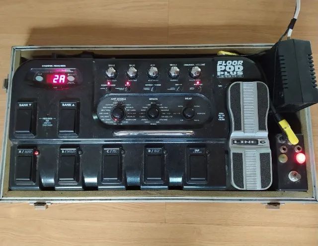 Pedaleira Line6 Floor Pod Plus + Case