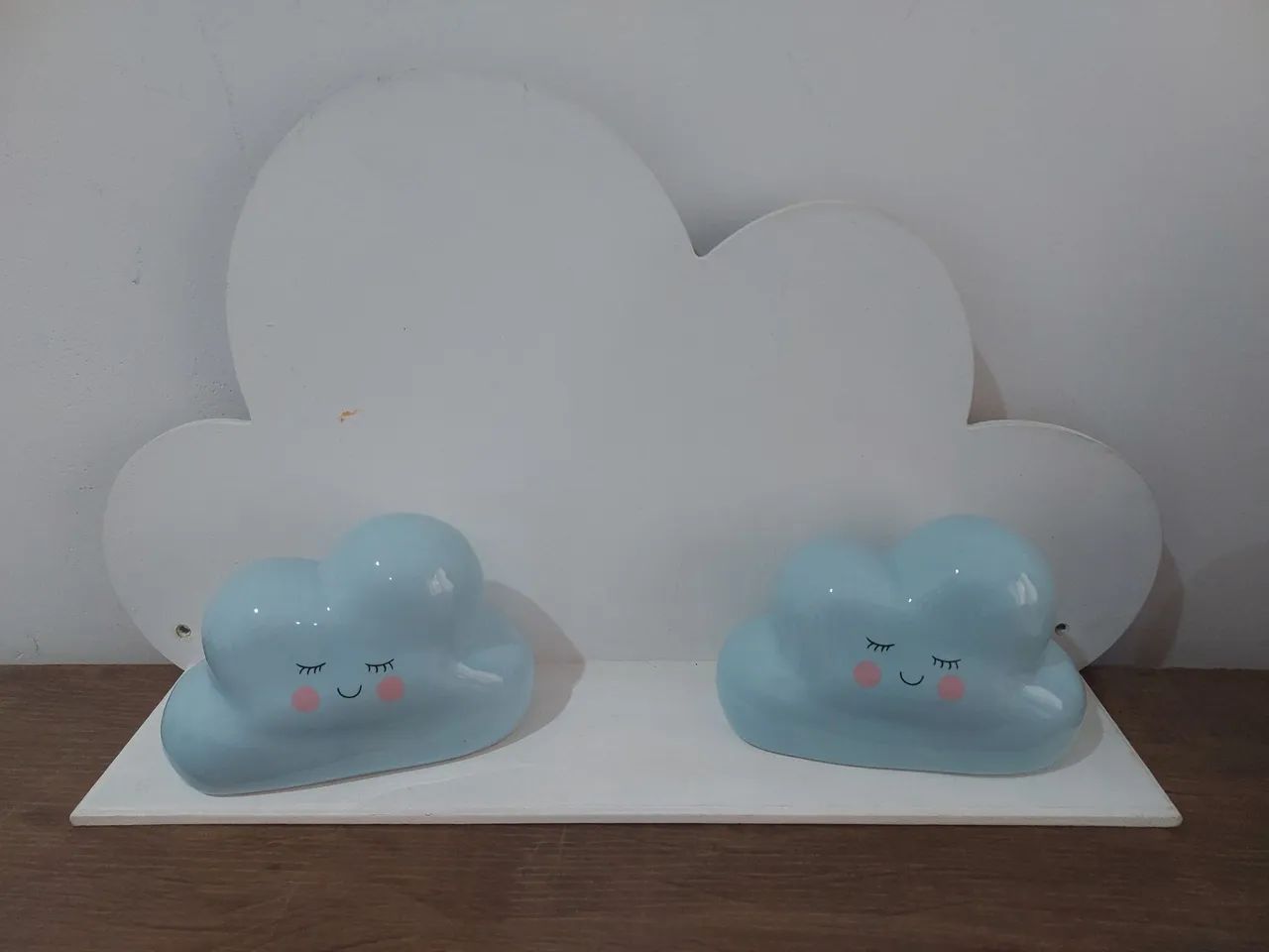 Prateleira Nuvem Arco-íris para Quarto Infantil, acompanhado de duas nuvem de porcela - Foto 3