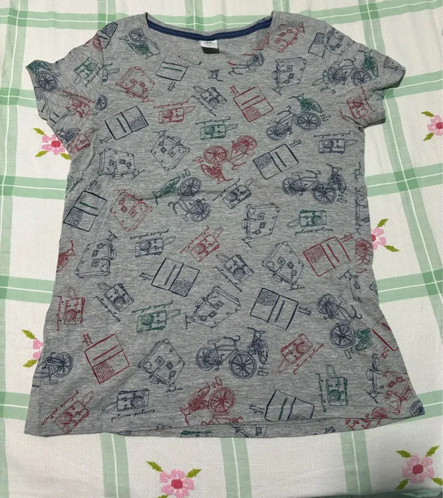 Camiseta hering cinza com estampa de viagem