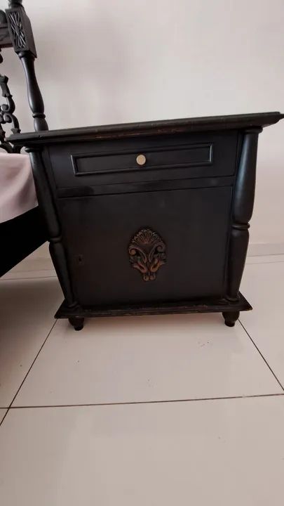 Conjunto de cama de casal com cabeceira talhada em madeira maciça e 2 criados-mudo - Foto 6