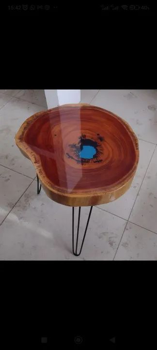 Mesa de centro em madeira rústica e resina epoxi - Foto 5